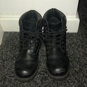 Timberland style black boots